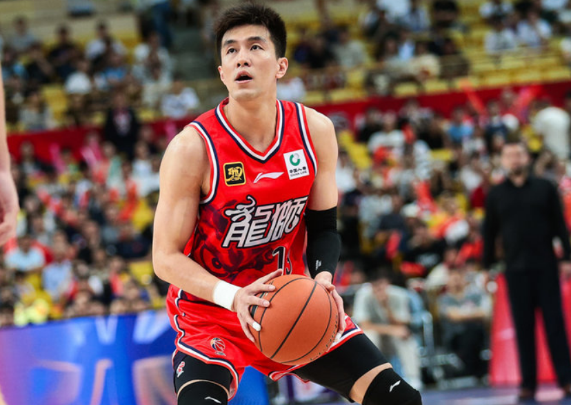 星空体育官网下载-突发！郭艾伦突破左膝受伤痛苦倒地翻滚 被担架车给推下场